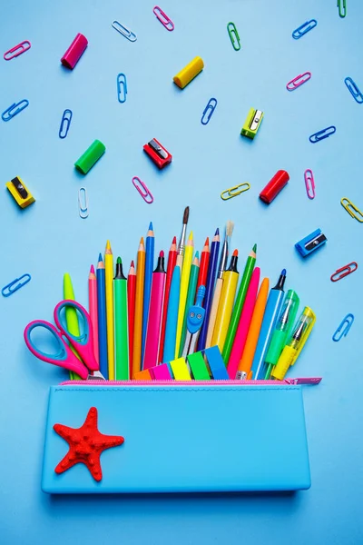 Caja de lápiz azul claro con una estrella roja y papelería de color en —  Fotos de Stock