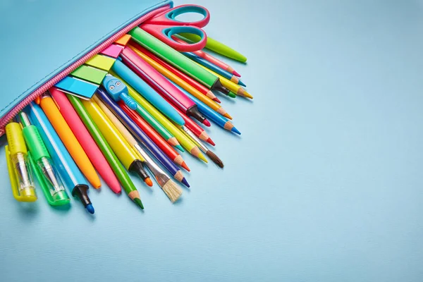 Blauw potlood en andere spullen op een lichtblauwe achtergrond — Stockfoto