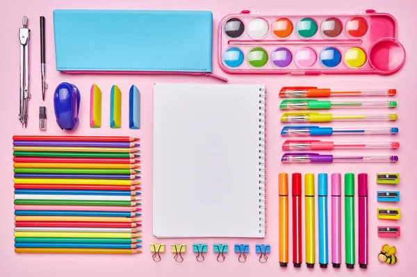 Composición brillante de una papelería escolar sobre un fondo rosa —  Fotos de Stock