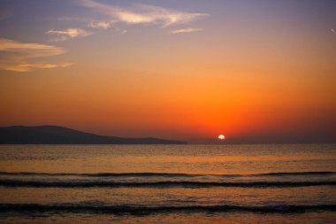 Okyanus üzerinde güzel gün batımı. Yaz manzarası.