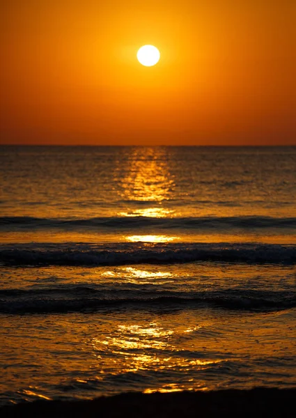 Wunderschöne Landschaft bei Sonnenuntergang. erstaunliche Sommer Sonnenuntergang Blick auf den Strand. — Stockfoto