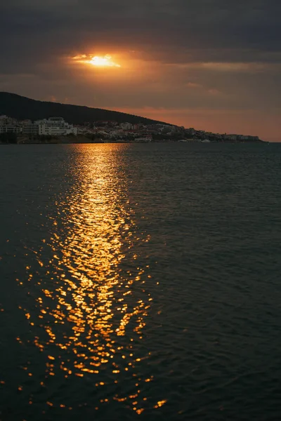 Sonnenuntergang über der Stadt am Meer. Meereslandschaft. — Stockfoto