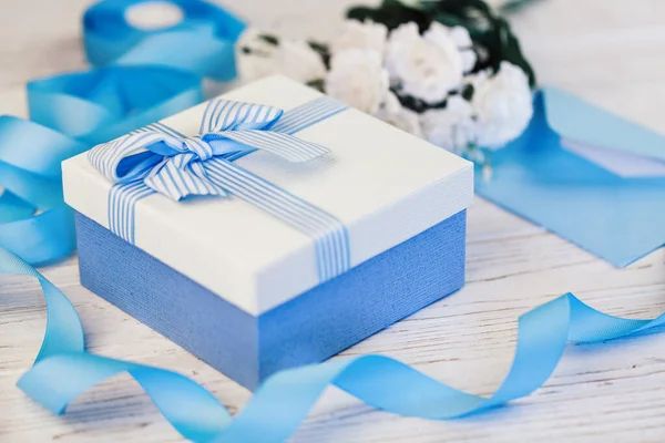 Confezione regalo con nastro blu e fiocco. Regali di Natale in scatole decorative — Foto Stock