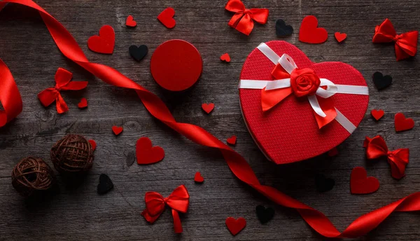Sevgililer Günü için hediyeler. Kalp şeklinde hediye kutuları. — Stok fotoğraf
