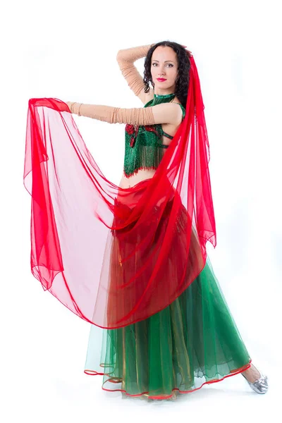 Flickan i en grön klänning och med en röd halsduk på en fotostudio — Stockfoto