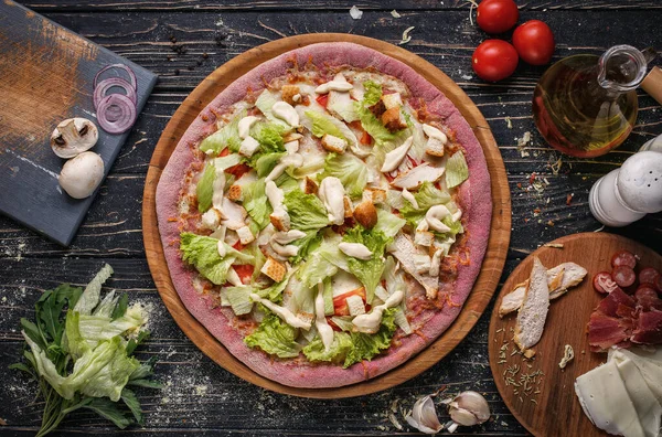 Вид пиццы с куриным мясом, помидорами, хлебом и салатом на деревянных тарелках . — стоковое фото