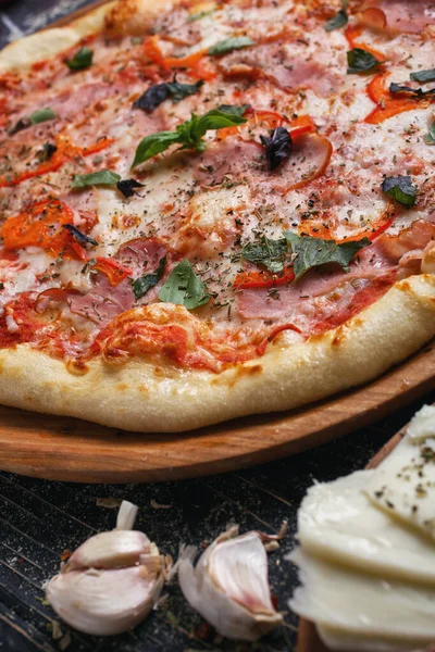 İtalyan pizzası yakın plan. Jambon ve fesleğenli taze pizza.. — Stok fotoğraf