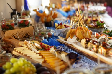 Soğuk mezeler ve bir sürü peynirle dolu bir büfe..