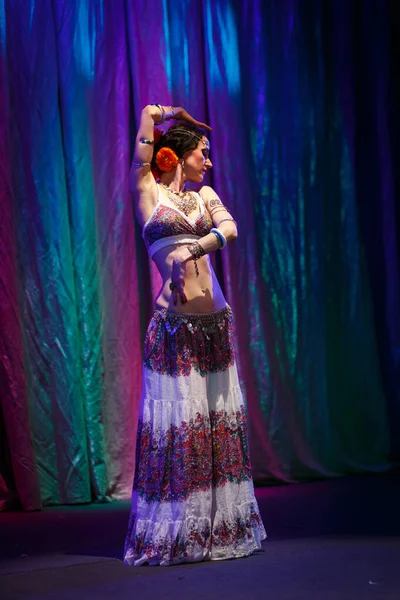 La chica baila danza oriental en el escenario del teatro . — Foto de Stock