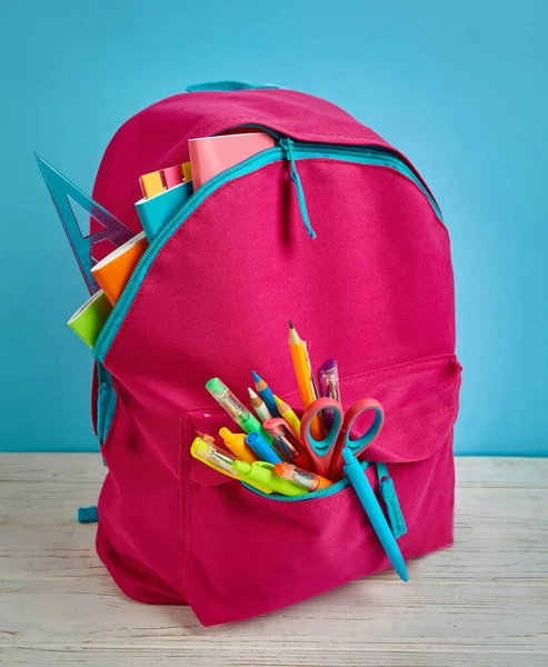 Öğrenci için bir evrak çantası ve kırtasiye malzemesi. — Stok fotoğraf