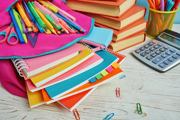 Op de tafel ligt een compositie van helder briefpapier. — Stockfoto