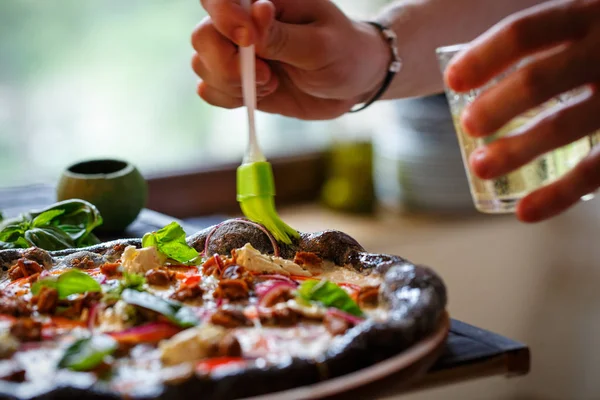 Φρέσκια πίτσα με ξύλινο τραπέζι closeup. — Φωτογραφία Αρχείου