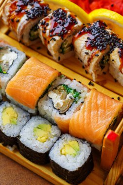Suşi setleri farklı türde suşiler bir restoranda servis için tedavi edilir. Lezzetli Japon mutfağı..