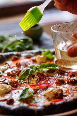 Mutfakta pizza yapma Şef baker closeup el.