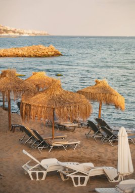 Denize yakın kumsalda boş plaj salonları..