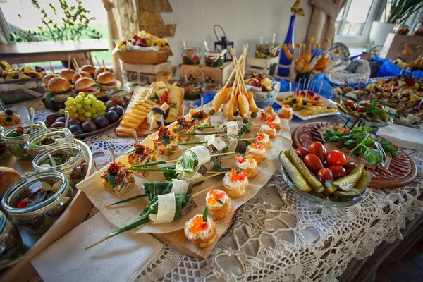 Schön dekorierter Catering-Banketttisch mit verschiedenen Snacks — Stockfoto