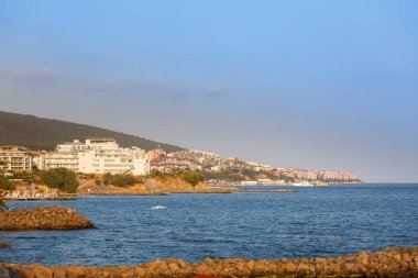 Şehir deniz kenarındadır. En iyi planda sessiz deniz. Güneşli yaz günü