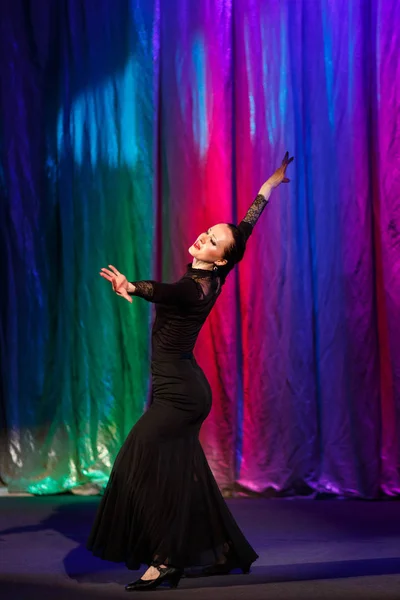 Atractiva mujer baila flamenco en el escenario . — Foto de Stock