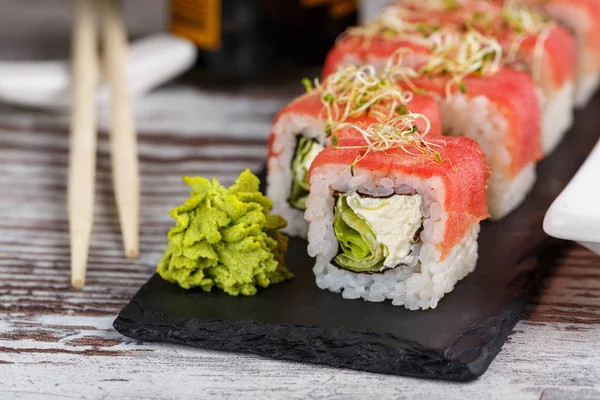 Philadelphia tekercs sushi lazaccal és mikrozölddel. Japán élelmiszer. — Stock Fotó