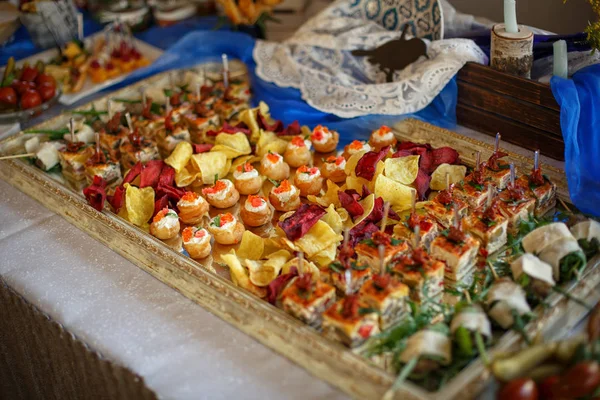 Mesa Buffet de recepción con snacks fríos —  Fotos de Stock