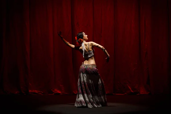 Actrices danseuses jeune femme se produit sur la scène théâtrale dans le spectacle musical danse . — Photo