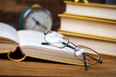 Seyirciler arasında masanın üzerinde gözlüklerle özel ders aç