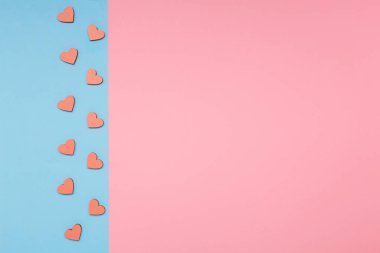 . Pembe ve mavi arka plan. Mavi arka planda pembe tahta kalpler.