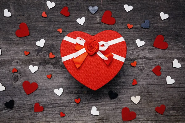 Aşk ve tatil tebrikleri konsepti. Aşkın sembolü. Kalp dekoru — Stok fotoğraf