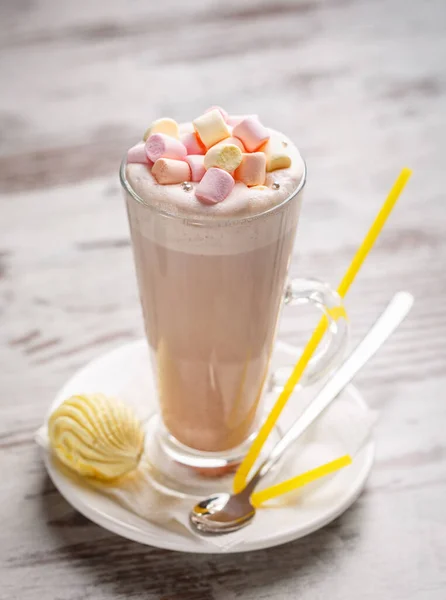 Mléčný koktejl se smetanou a marshmallow na jednoduchém dřevěném pozadí — Stock fotografie