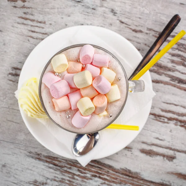 Čerstvý chutný koktejl s marshmallows. Dřevěné pozadí — Stock fotografie