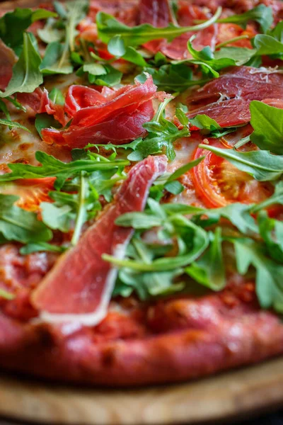 Makro gıda geçmişi. Etli ve roka yapraklı pizza.. — Stok fotoğraf