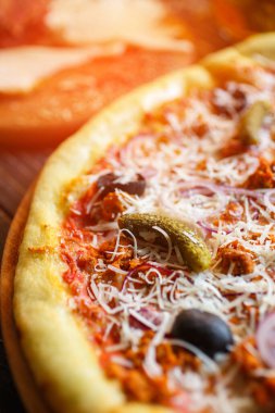 Peynirli pizza, salatalık, soğan, domates soslu zeytin. İtalyan pizzası.