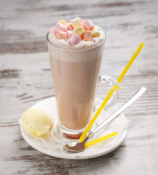 Mléčný koktejl se smetanou a marshmallow na jednoduchém dřevěném pozadí — Stock fotografie