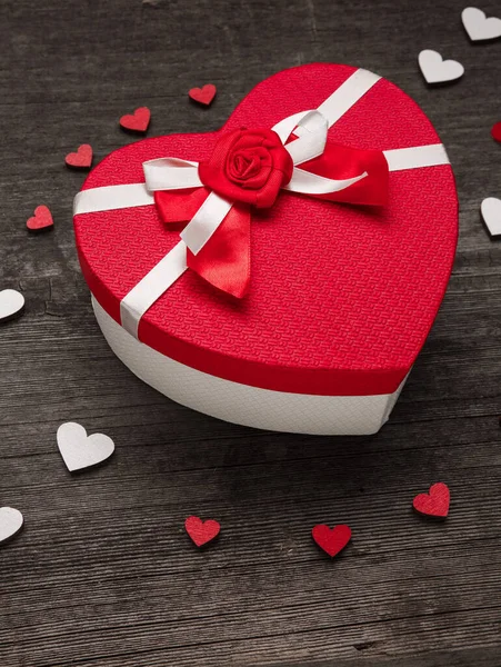 Il coperchio della scatola a forma di cuore. Concetto di San Valentino con cuori e confezione regalo . — Foto Stock