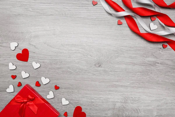 Sfondo San Valentino. Cuori fatti a mano e scatole regalo rosse su sfondo di legno . — Foto Stock