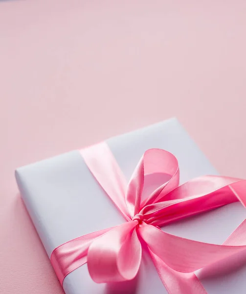 Festlich rosa Schleife auf einer weißen Schachtel. Platz für Text. Aufklappen — Stockfoto