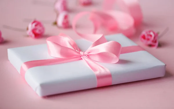 Pembe kurdeleli beyaz hediye kutusu ve klasik küçük güller. Sevgililer Günü hediyesi ya da doğum günü hediyesi — Stok fotoğraf