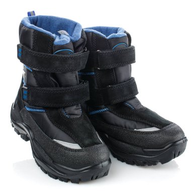 Beyaz arka planda siyah kış botları. Ayakkabı reklamı için fotoğraf.