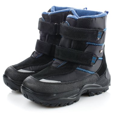 Beyaz arka planda siyah kış botları. Ayakkabı reklamı için fotoğraf.