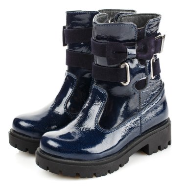 Beyaz arka plandaki kızlar için lacivert çizmeler. Ayakkabı reklamı için fotoğraf. Yan görünüm