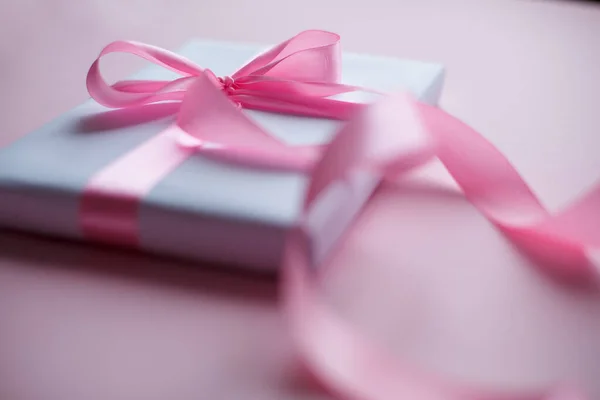 Декоративная Белая Подарочная Коробка Розовым Бантом Длинной Красивой Лентой Розовом — стоковое фото