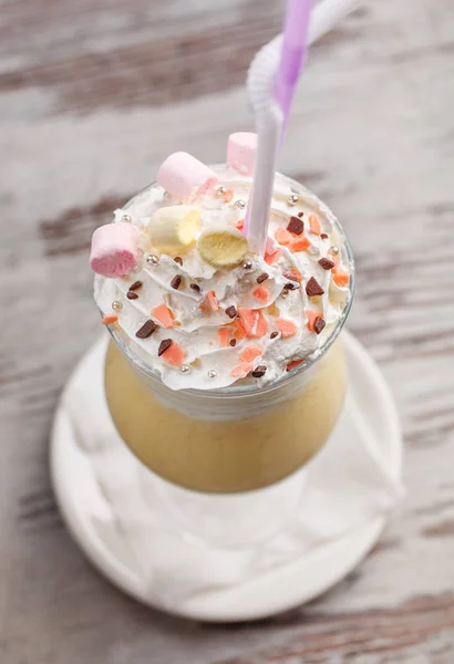 Heerlijk Dessert Ijs Een Glas Met Rommel Marshmallows Het Dessert — Stockfoto