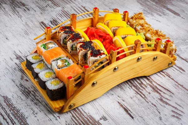Nagy Sushi Készlet Különböző Szerepeket Eredeti Tálcán Szürke Alapon Japán — Stock Fotó