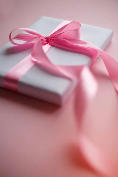 Confezione Regalo Bianca Con Fiocco Rosa Sfondo Rosa Concetto Vacanza — Foto Stock