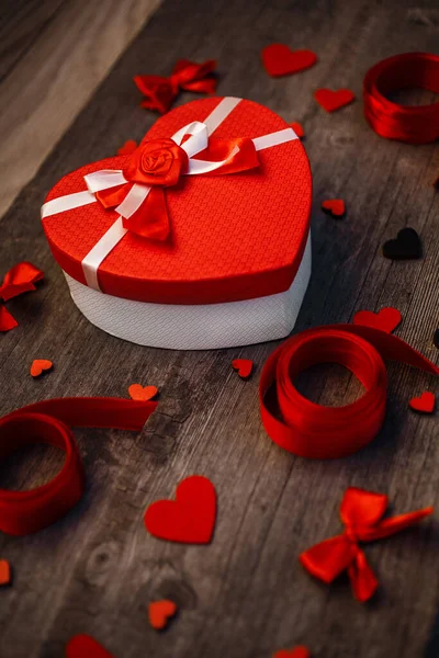 Κόκκινο Και Άσπρο Κουτί Σχήμα Καρδιάς Φιόγκο Ξύλινο Φόντο Δώρο — Φωτογραφία Αρχείου