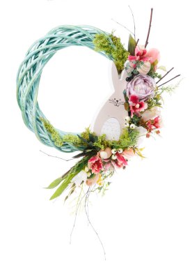 Çiçeklerle süslenmiş el yapımı bahar çelengi. Mutluluk ve refahın sembolü. Paskalya hediyesi