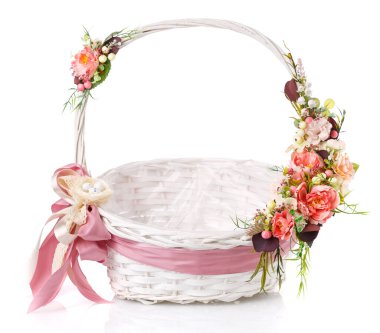 Sepetin etrafında pembe bir kurdele ve bıldırcın yumurtalarıyla dekoratif bir yuva olan güzel, pembe bir dekoru olan orijinal hasır sepet. Beyaz bir arkaplanda.