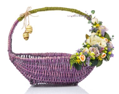 Dekoratif mor hasır sepet, orijinal çiçek dekoru ve sapında Paskalya yumurtaları. Beyaz arkaplanda izole.