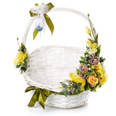 Üzerinde zeytin rengi çiçek aranjmanı olan beyaz hasır sepet. Sarı çiçekli, yeşil ve kurdeleli bir dekor. İzole edilmiş.