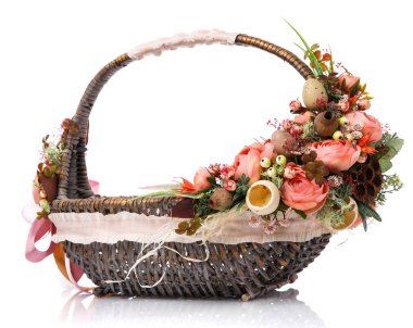 Dekoratif gri hasır sepet. Orijinal çiçek dekoru ve beyaz arka planda geniş kurdeleli..